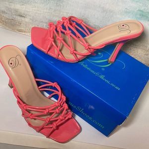 NWT super cute “knotted” ladies sandals in size 8.5 in color mid pink …